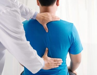 Nyeri Punggung pada Perawat dan Dokter: Penyebab, Pencegahan, dan Pentingnya Pakaian yang Tepat