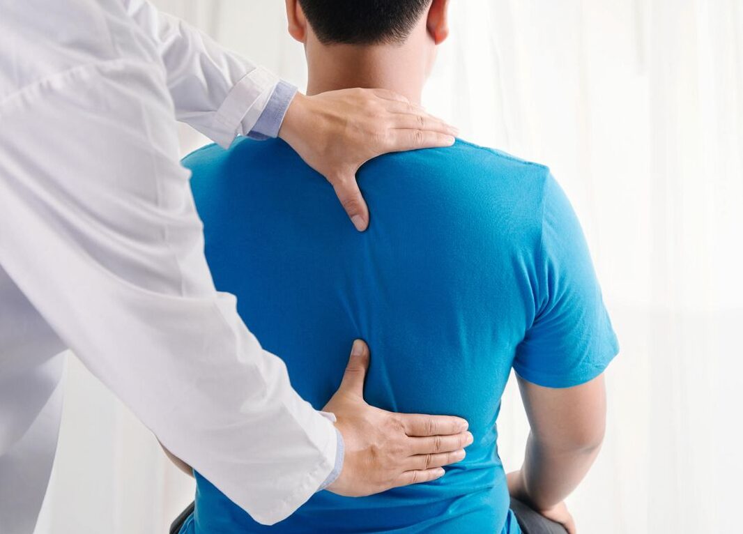 Nyeri Punggung pada Perawat dan Dokter: Penyebab, Pencegahan, dan Pentingnya Pakaian yang Tepat