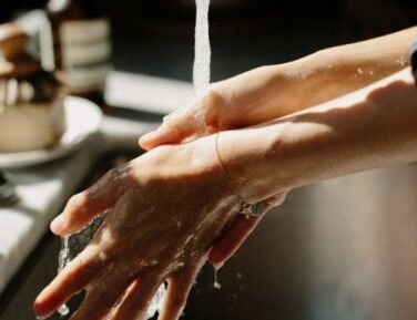 7 Kebiasaan Cuci Tangan yang Benar Versi WHO — Panduan untuk Tenaga Kesehatan dan Masyarakat Umum